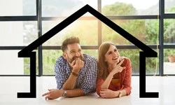 Couple en train de visualiser leur maison quand ils ont appris que leur prêt immobilier a été accepté
