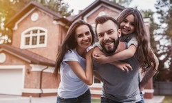 Famille heureuse d'avoir obtenu son prêt immobilier