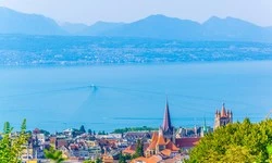 Lausanne, sa cathédrale, sa vue sur les Alpes. Obtenez un prêt immobilier et venez vous y installer.