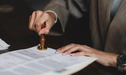 Notaire qui établit une cédule hypothécaire pour un prêt immobilier