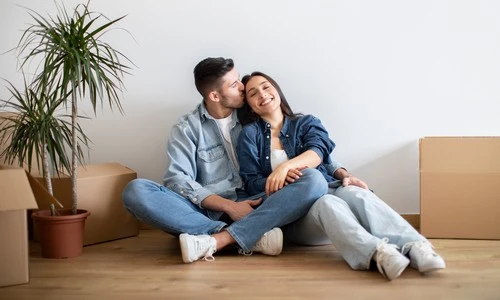 Grâce à l'obtention de leur prêt hypothécaire, ce jeune couple a pu emménager rapidement.