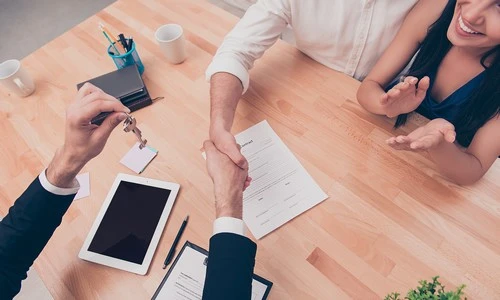 Signature de la cédule hypothécaire pour leur prêt immobilier
