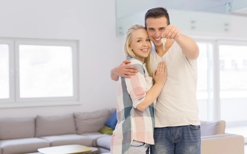Grâce à leur prêt  immobilier, ce couple tient enfin la clé de leur maison