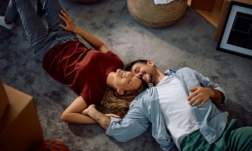 Couple heureux d'avoir son prêt immobilier en Suisse