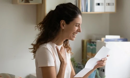 Femme heureuse en recevant son offre  de crédit hypothécaire