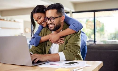 Couple heureux en choisissant leur prêt hypothécaire 