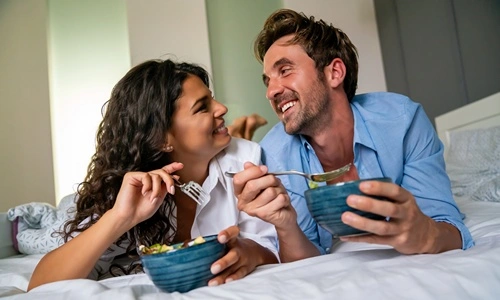 Coppia felice che fa colazione nella loro nuova casa appena acquistata grazie al mutuo