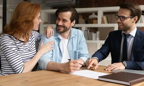 Couple heureux : Réduction des coûts grâce à la valeur locative lors d'un prêt hypothécaire