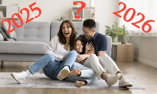 Couple se demandant s'il  faut acheter en 2025 ou en 2026 pour être heureux