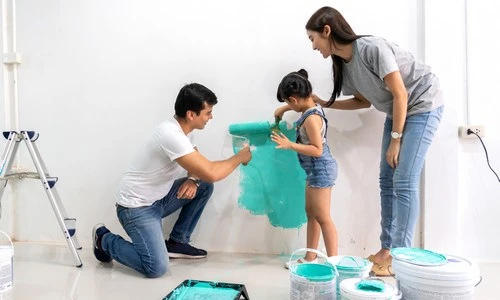 Paar, das seine Wohnung im Stockwerkeigentum in der Schweiz einrichtet