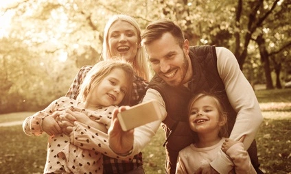 Grâce à sa bonne capacité d'emprunt, cette famille est heureuse d'avoir obtenu son prêt hypothécaire