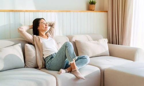 Jeune femme ayant son prêt hypothécaire et bénéficiant de toutes les déductions fiscales possibles