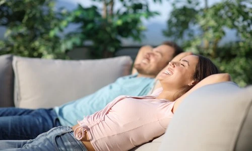 Après l'obtention de leur crédit hypothécaire, ce couple peut enfin se relaxer.
