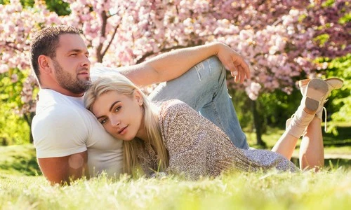 Coppia che ha ottenuto il suo mutuo ipotecario e si rilassa nel proprio giardino