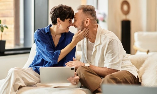 Couple joyeux après avoir acheté leur maison avec un crédit hypothécaire