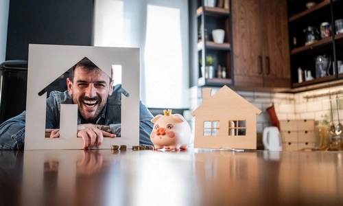Homme souriant après choisi la bonne hypothèque adaptée à sa situation