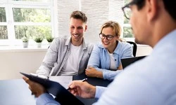 Couple heureux avec leur courtier en hypothèque pour leur résidence secondaire