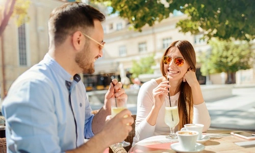 Couple buvant un café en zone urbaine - prêt immobilier obtenu