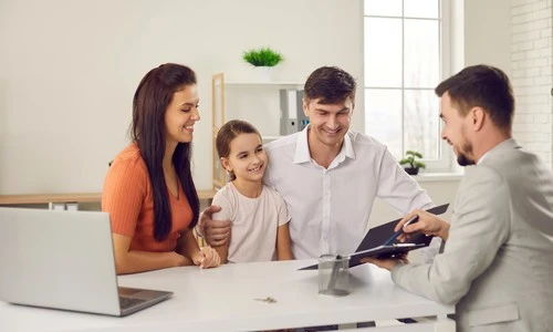 Courtier hypothécaire expliquant à ses clients les meilleures conditions négociées avec les prêteurs