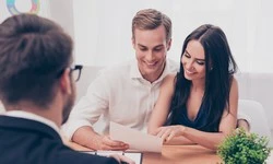 Courtier hypothécaire professionnel expliquant à ses clients comment obtenir les meilleures conditions de prêt immobilier