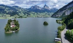 Votre crédit hypothécaire dans le canton de Schwytz - château de Schwanau sur le lac Lauerz
