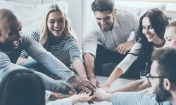 Copropriétaires heureux de travailler ensemble pour leur PPE (propriété par étages)